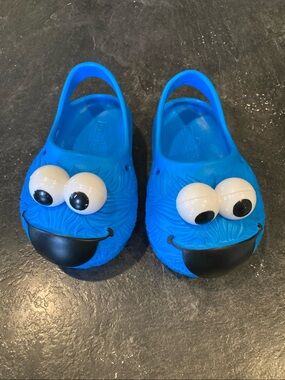 Boys Sesame Street Cookie Monster blue sandals size 4